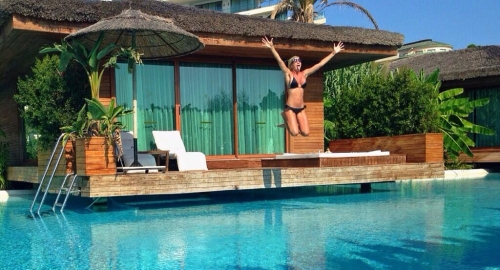 Skok u bazen: Jelena Karleuša | Foto: tviter