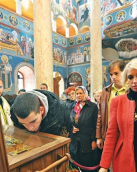 Žandarmi u svečanoj  uniformi sve  vreme su  stajali pored  svetinja