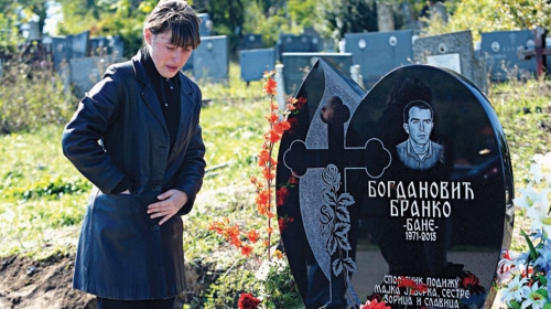 Sestra na grobu Branka Bogdanovića