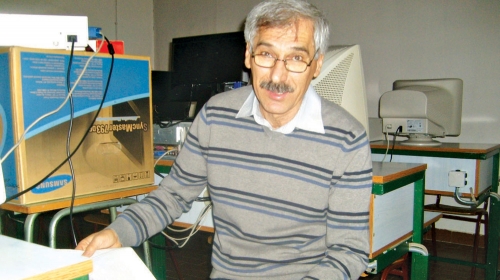 Radomir Ilić u  kabinetu za informatiku u lazarevačkoj gimnaziji