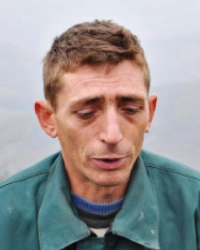 Dok je  kopao raku za ćerke, javili  mu da je  dobio sina