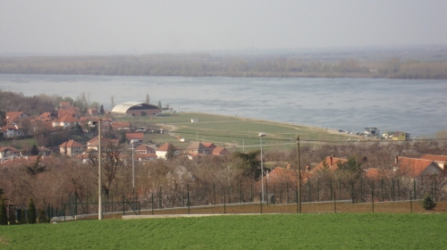 Nedovršena sportska hala na obali Dunava u Grockoj