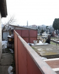 Groblje u Batajnici proširilo se do dvorišta kuća / Foto: Vesna Lalić