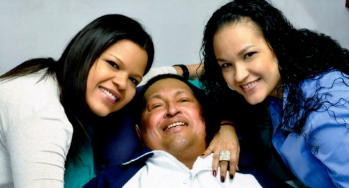 Hugo Čavez sa ćerkama u bolničkoj postelji