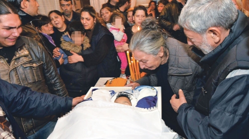 Videvši sina u kovčegu,  majka pala u nesvest:  Porodica u šoku