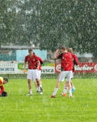 Pokošeni fudbaleri na terenu