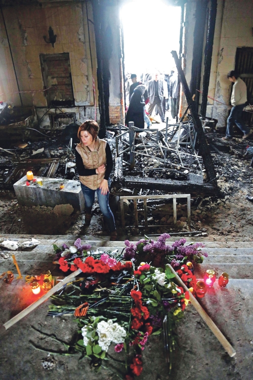 Građani ostavljaju cveće u znak sećanja na ubijene