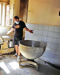 Ceo naš život spao  je na gole zidove