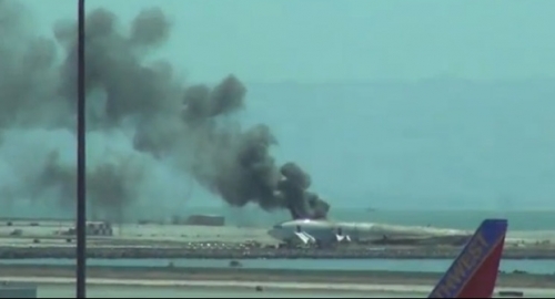 Avion u plamenu na aerodromu