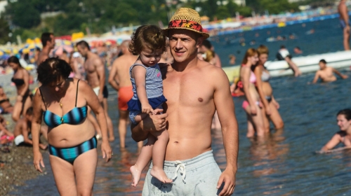Aleksandar Cvetković se sa ćerkom Helenom brčkao na plaži u Bečićima