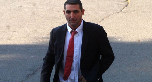 Oliver Dulić ispred policije