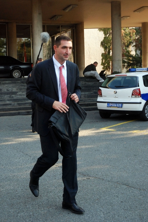 Oliver Dulić ispred policije