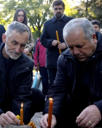 Paljenje sveća poginulim gardistima / Foto: Vesna Lalić