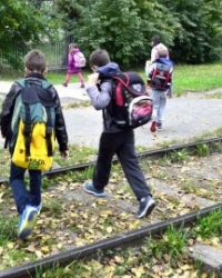 Nije planirano izmeštanje pruge: Neobezbeđeni prelaz u blizini škole