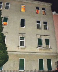 Sin Svetlane P. ispred zgrade u kojoj žive