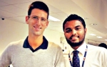 Svuda popularan: Novak sa  radnikom na aerodromu na Maldivima