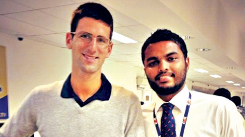 Svuda popularan: Novak sa  radnikom na aerodromu na Maldivima
