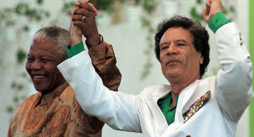 Nelson Mandela sa Gadafijem | Foto: AP