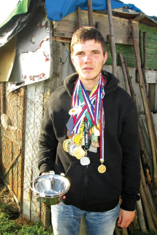 Živeo u šupi:  Lazar Rišar (20)  sa medaljama