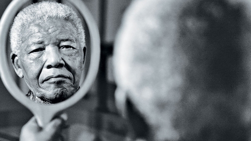 Poslednji put  Mandela se pojavio  u javnosti 2010. na  ceremoniji zatvaranja Svetskog prvenstva  u fudbalu