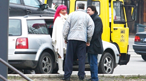 Folk zvezda i njen suprug Miroljub Aranđelović Kemiš tužno gledali dok im je šlep-služba AMSS-a odnosila automobil