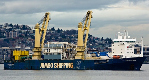 Brod dovozi rasklopljenu mašinu u Sijetl