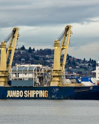 Brod dovozi rasklopljenu mašinu u Sijetl