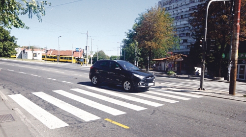 Kritični semafor:  Pešaci pretrčavaju  ulicu