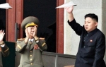 Preti  ćorcima i  papirnim aviončićima: Kim Džong  Un