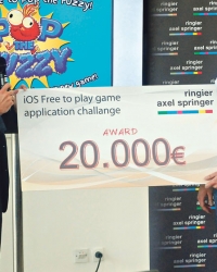 Mark Dekan predaje  pobednički ček vođi  tima „Level Bit“