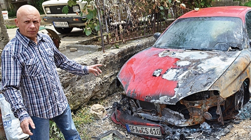 „Namerno nisu hteli da uhapse piromana“: Joksimović pored svog vozila
