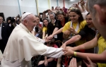 Papa pokazao koliko voli mlade