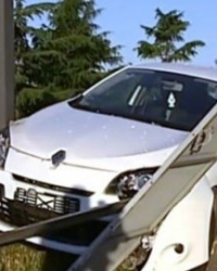 Automobil koji je uleteo u stanicu