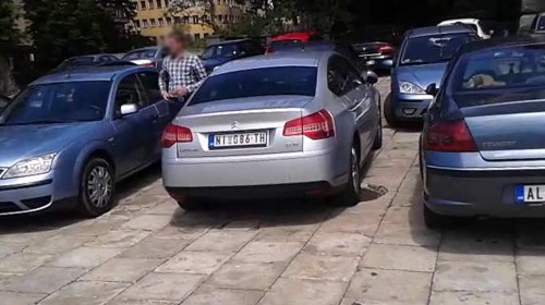 Službeno vozilo niškog vodovoda na parkingu  Skupštine Srbije