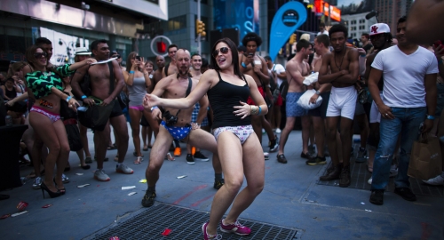 Zabava na ulici u donjem vešu / Foto: Reuters | Foto: 