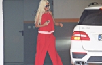 Za razliku od  garderobe koju  nosi na bini,  pevačica je za  posetu dvoru bila  obučena u crvene  pantalone  i majicu