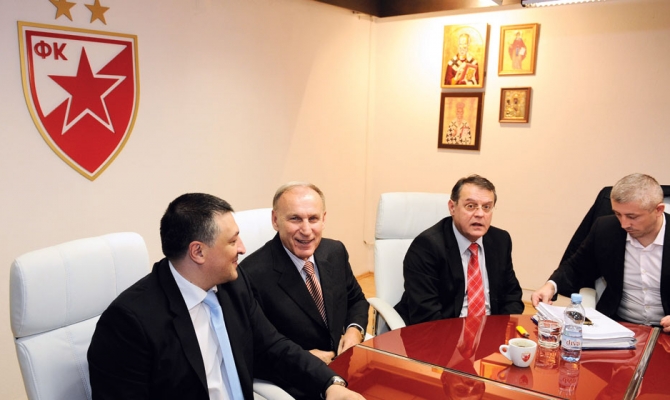 Jednu struju predvodi predsednik  Dragan Džajić, drugu potpredsednici  Ivica Tončev i Slaviša Kokeza,  koji je čak ponudio ostav