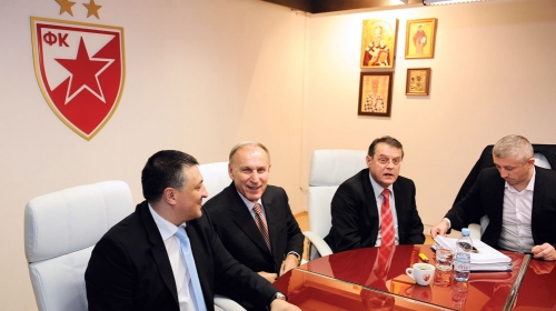 Jednu struju predvodi predsednik  Dragan Džajić, drugu potpredsednici  Ivica Tončev i Slaviša Kokeza,  koji je čak ponudio ostav