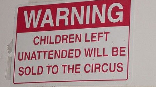 Upozorenje! Deca ostavljena bez pratnje biće prodata cirkusu!