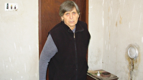 Rođaka Persa Simonović ispred kupatila