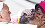 Dirljivo: Papa Franja blagoslovi čoveka  obolelog od  neurofibromatoze