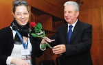 Direktor za  8. mart delio  ruže: Veljović sa  saradnicom