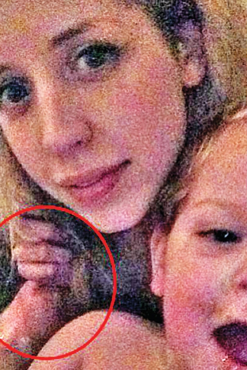 Misteriozna ruka na desnom ramenu Pičiz Geldof se u kupatilu fotografisala sa sinom Astalom