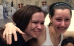 Amanda Beri (desno) jednom rukom grli rođendu sestru, a drugom rukom devojčicu koju je rodila u zatočeništvu. Fotografija je kas