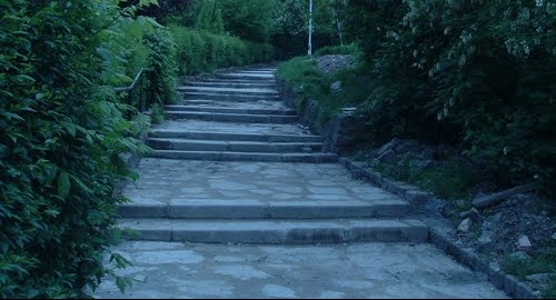 Stepenice od nadgrobnih spomenika u Zemunu