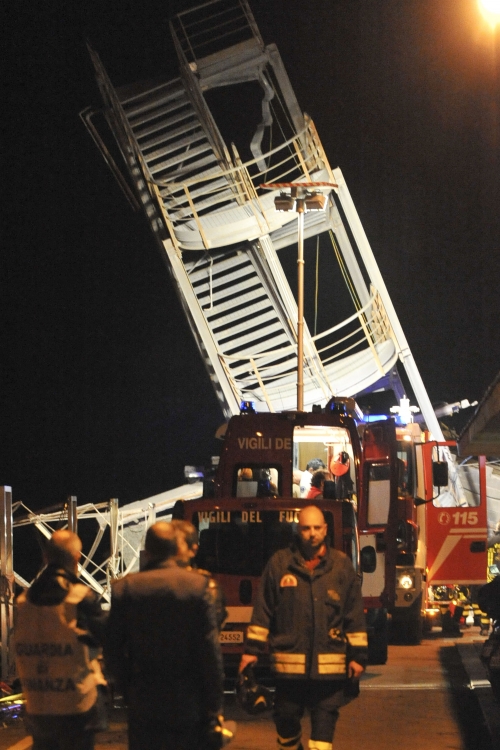 Teretnjak udario u kontrolni toranj u Đenovi | Foto: AP