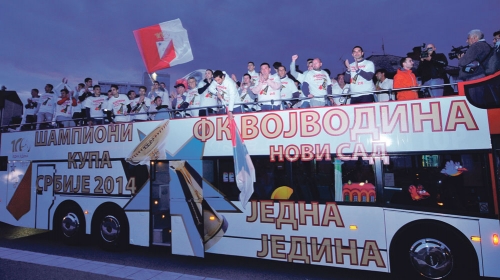 Kao u Engleskoj: Fudbaleri Voše u šampionskoj vožnji gradom