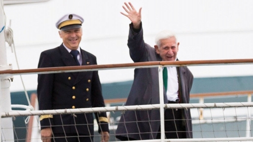 Bernard sa kapetanom  feribota koji ga je vratio kući