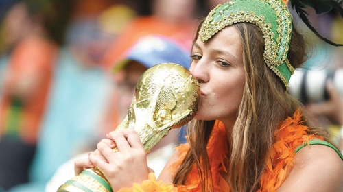 Ljubi pehar,  poljubiće  i Robena: Navijačica  Holandije