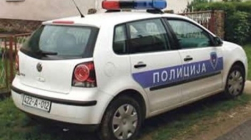 Policijsko vozilo ispred kuće Kneževića